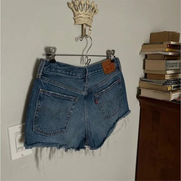 Levi's 501 Original Denim Shorts in Fault Line Wash - Picture 5 of 9